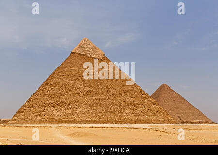 Piramidi di Khafre e Khufu contro il cielo blu Foto Stock