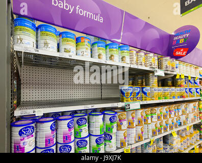 Parzialmente gli scaffali vuoti di Baby Formula per la vendita in un supermercato, Nuovo Galles del Sud, NSW, Australia Foto Stock