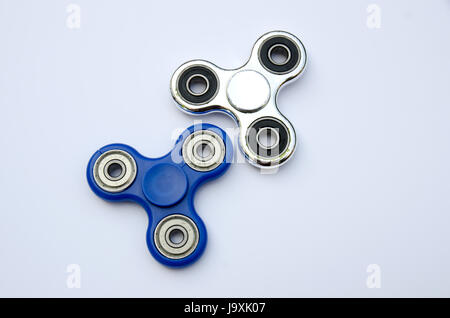 Un blu agitano: spinner ed un argento agitano: spinner su sfondo bianco Foto Stock
