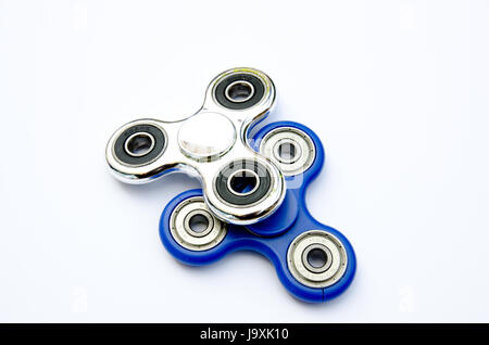 Due agitano: filatori, una d'argento, uno blu su uno sfondo semplice Foto Stock