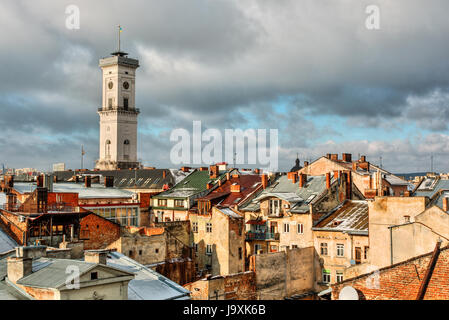 Paesaggio di Lviv (Ucraina), inclusa la torre del municipio Foto Stock