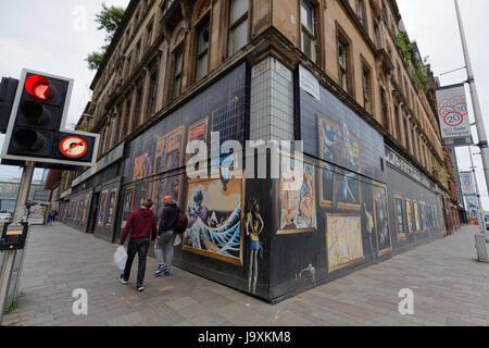 Glasgow public art graffiti commissionato su Argyle street con inserzioni om sito di costruzione per essere demolita per nuovi hotel Foto Stock