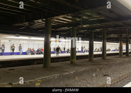 Scotrail stazione ferroviaria piattaforma della stazione di Glasgow Queen Street a livello basso Foto Stock