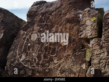 Pueblo cerimoniale di figura, Comanche Gap dyke vulcanico, Bacino di Galisteo, Nuovo Messico, Stati Uniti d'America: scudo guerriero con serpenti, sopportare le zampe, stelle, guerra club, mano. Foto Stock