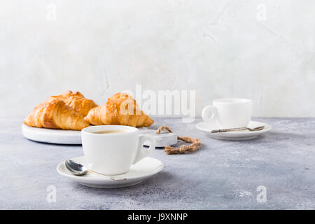 Bianco tazze di caffè e croissant Foto Stock