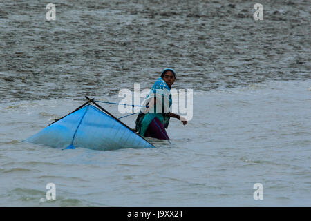 Una donna la cattura di gamberetti giovani sul fiume Kholpetua in la Sundarbans. Satkhira, Bangladesh. Foto Stock