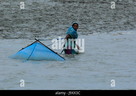 Una donna la cattura di gamberetti giovani sul fiume Kholpetua in la Sundarbans. Satkhira, Bangladesh. Foto Stock