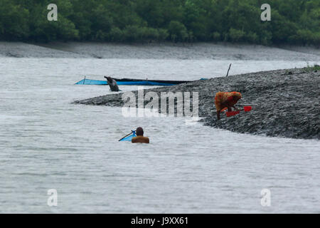 I pescatori la cattura di gamberetti giovani sul fiume Kholpetua in la Sundarbans. Satkhira, Bangladesh. Foto Stock