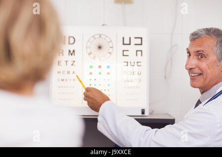 Medico di fare un occhio test su un paziente in un ospedale nella sala esame Foto Stock