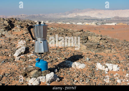 Italian caffè bollente a un caminetto nel deserto su camping gas Foto Stock