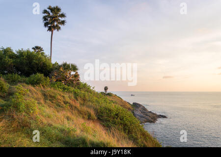 Punto di vista, il tramonto a Phrom thep cape o Laem Phrom thep è simbolo dell'isola di Phuket, Tailandia. La maggior parte dei popolari in vacanza o in vacanza per il turismo e la famosa Foto Stock