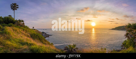 Panorama view point, tramonto a Phrom thep cape o Laem Phrom thep è simbolo dell'isola di Phuket, Tailandia. La maggior parte dei popolari in vacanza o in vacanza per il turismo in un Foto Stock