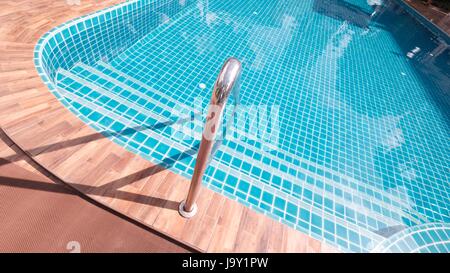 Estate fisica divertente piscina sicurezza corrimano gradini in piscina Foto Stock