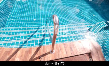 Estate fisica divertente piscina sicurezza corrimano gradini in piscina Foto Stock