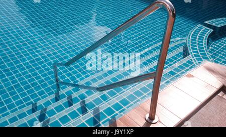 Estate fisica divertente piscina sicurezza corrimano gradini in piscina Foto Stock