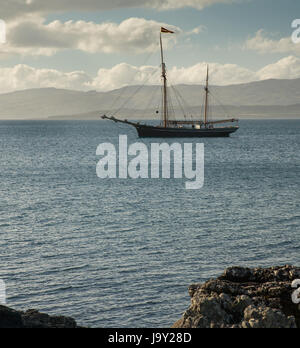 Vecchia nave a vela che sono ancorate al largo dell' Isola di Kerrera, vicino a Oban, Scozia, con l'isola di Lismore in background Foto Stock
