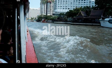 Il fiume Chao Phraya Express viste in barca Foto Stock