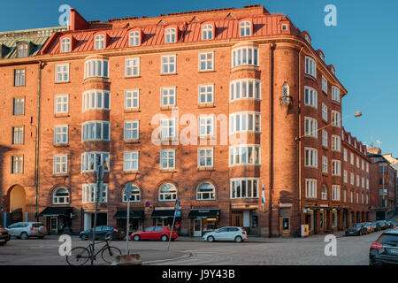 Helsinki, Finlandia - 6 Dicembre 2016: casa residenziale edificio a intersezione di Ratakatu e Korkeavuorenkatu strade nella giornata di sole. Kaartinkaupunk Foto Stock