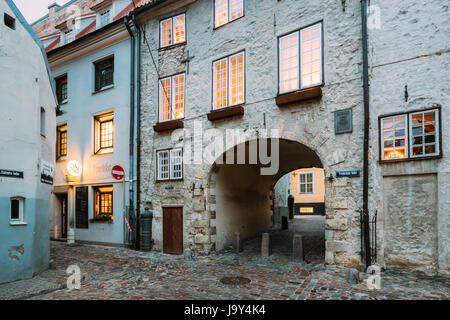 Riga, Lettonia - 13 dicembre 2016: Porta Svedese Gates è un famoso punto di riferimento. Antico arco di Porta Svedese in stato originale su Troksnu Street nella città vecchia. C Foto Stock