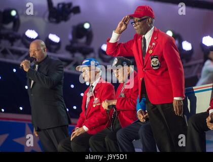 Attore Laurence Fishburne onori Tuskegee aviatori veterani per il loro servizio durante il National Memorial Day con un concerto presso la U.S. Capitol Prato Ovest 28 Maggio 2017 a Washington, DC. (Foto di Dominique A. Pineiro /DoD via Planetpix) Foto Stock