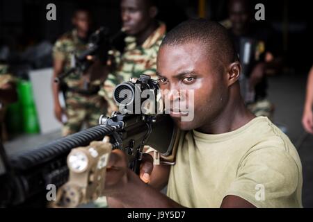 Un soldato camerunese mira un fucile da assalto durante un close quarter battle praticare a bordo della USN Spearhead-class expeditionary trasporto veloce nave USNS Spearhead Marzo 24, 2015 nel Golfo di Guinea. (Foto di Kenan O'Connor/US Navy via Planetpix) Foto Stock