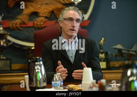 Stati Uniti Il Dakota del Nord governatore Doug Burgum parla durante un briefing informativo presso il North Dakota Air National Guard Base Maggio 30, 2017 a Fargo, il Dakota del Nord. (Foto di David H. Lipp /U.S. Air National Guard via Planetpix) Foto Stock