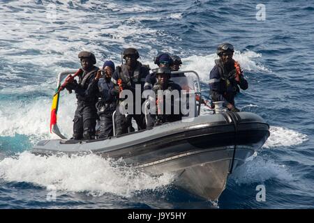 Soldati senegalesi approccio la marina portoghese Karel portiere-class frigate NRP Bartolomeu Dias per una visita, scheda, ricerca e sequestro praticare durante la fase di esercizio del Sahara Express 25 aprile 2015 nell'Oceano Atlantico. (Foto di MCS3 Mat marzo /US Navy via Planetpix) Foto Stock