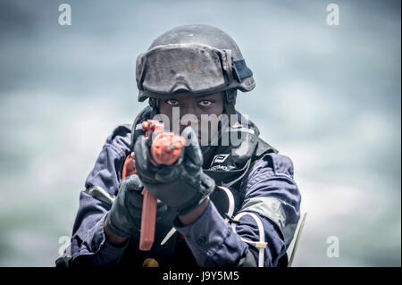 Un soldato senegalese partecipa a una visita, scheda, ricerca e sequestro praticare a bordo della USN Spearhead-class expeditionary trasporto veloce nave USNS Spearhead durante l'esercizio Saharan Express 25 aprile 2015 nell'Oceano Atlantico. (Foto di Kenan O'Connor /US Navy via Planetpix) Foto Stock