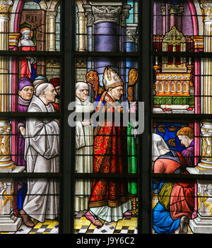 Vetrata di St Gummarus chiesa in Lier, Belgio, raffigurante un Vescovo e sacerdoti Foto Stock