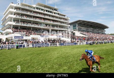 Ridere fuori forte guidato da Jockey James Doyle vince la principessa Elizabeth Stakes il giorno di Derby del 2017 Investec Epsom Derby Festival all'Ippodromo di Epsom, Epsom. PREMERE ASSOCIAZIONE foto. Data immagine: Sabato 3 giugno 2017. Guarda la storia di PA DI EPSOM. Il credito fotografico dovrebbe essere: Steven Paston/PA Wire. RESTRIZIONI: Qualsiasi uso commerciale previsto è soggetto all'approvazione preventiva dell'ippodromo di Epsom Downs. Nessuna vendita privata. Foto Stock