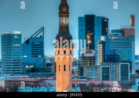 Tallinn, Estonia - 3 Dicembre 2016: Torre del Municipio sullo sfondo con moderni grattacieli urbani. Centro citta' architettura. La sede centrale di LHV e Foto Stock