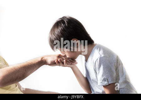 Kid genitore baciare la mano per il tradizionale atto di rispetto Foto Stock