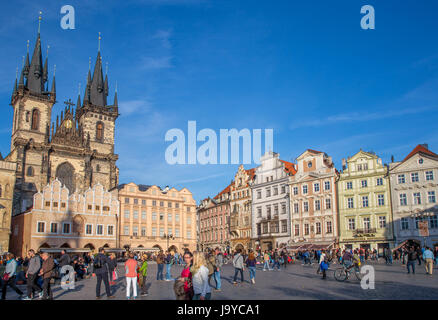 La chiesa di Nostra Signora di Tyn e la Piazza della Città Vecchia di Praga, Repubblica Ceca Foto Stock