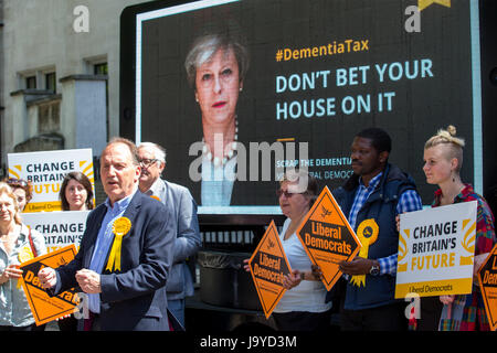 Ex Lib Dem MP, Simon Hughes, dimostra al di fuori del Parlamento circa Theresa Maggio's 'Dementia imposta". Egli si fermò per elezione in direzione Bermondsey e Vecchio Sud Foto Stock