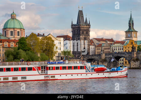 Crociera sul Fiume barca sul fiume Vltava nella parte anteriore del Ponte Carlo a Praga, Repubblica Ceca Foto Stock