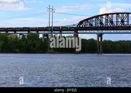 Recentemente rinnovato per auto in metallo e formare ponti sul fiume Hudson di Castleton on Hudson, a Schodack stato parco dock sbarco a inizio primavera sera. Foto Stock