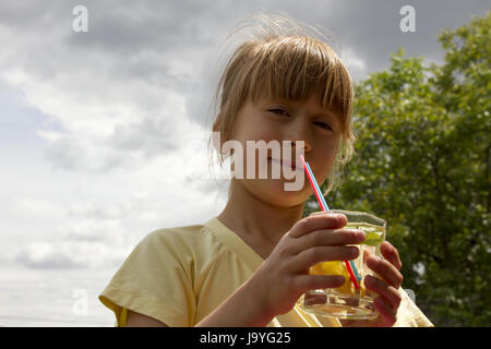 Bambina bere limonata Foto Stock