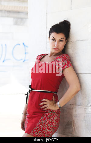 Bella donna in abito rosso Foto Stock