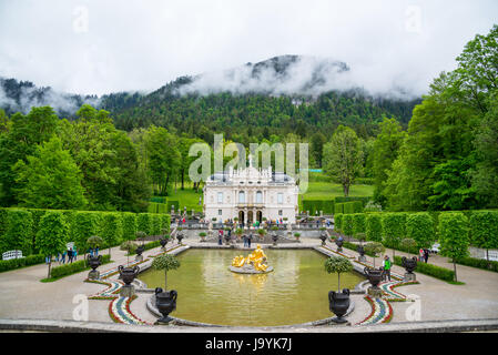 La Baviera, Germania - 5 Giugno 2016: vista anteriore del Linderhof Palace con la bella fontana, a sud-ovest della Baviera, Germania Foto Stock