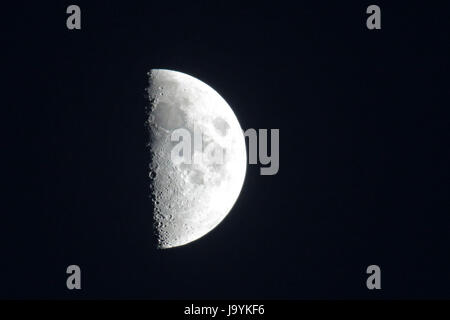 Mezza Luna e la luna da vicino che mostra i dettagli del cratere Foto Stock