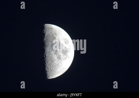 Mezza Luna e la luna da vicino che mostra i dettagli del cratere Foto Stock