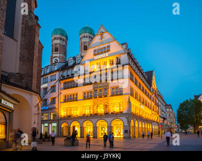 Monaco di Baviera, Germania - 6 Giugno 2016: vista esterna di Hirmer, il più grande degli uomini della casa di moda nel mondo. Monaco di Baviera, Germania Foto Stock