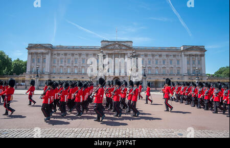 Il 3 giugno 2017. Il primo battaglione irlandese Guardie marzo passato Buckingham Palace durante il maggiore generale della revisione, Trooping le prove colore. Foto Stock