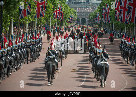 Il 3 giugno 2017. Il Maggiore Generale della revisione delle prove per Trooping il colore con le truppe di cavalleria in Mall, Londra, Regno Unito. Foto Stock