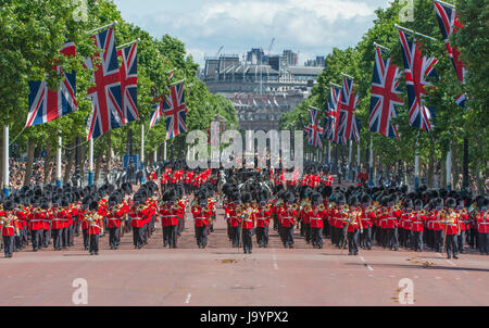 Il 3 giugno 2017. Il Maggiore Generale della revisione avviene con le guardie ammassato bande e 1° battaglione irlandese Guardie marciando verso Buckingham Palace. Foto Stock