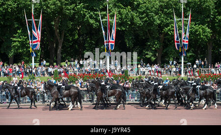 Il 3 giugno 2017. Il Blues e il Royals cavalleria cavalcare lungo la strada dritti al centro commerciale durante il maggiore generale della revisione delle prove per Trooping il colore a Londra Foto Stock