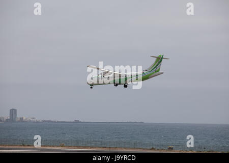 ARECIFE, Spagna - Aprile 15 2017: ATR 72 di Binter in atterraggio a Lanzarote Airport Foto Stock