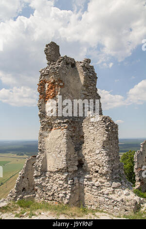 Parete di rovine della fortezza medievale Foto Stock