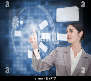 Businesswomans puntare il dito sullo schermo a sfioramento contro uno sfondo blu Foto Stock