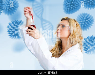 Donna che guarda al bicchiere di liquido rosso in lapcoat Foto Stock